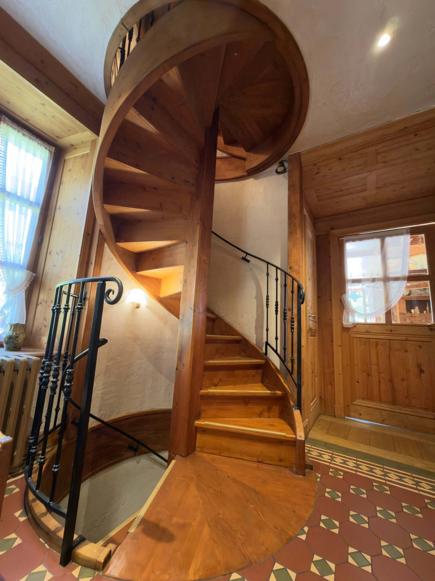 Château – Séjour / RDC – Escalier sur les 4 niveaux