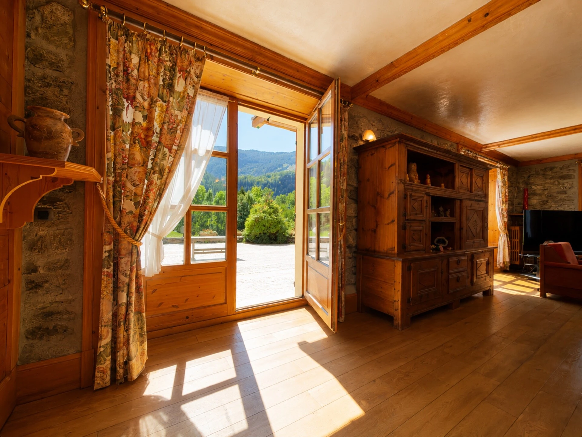 Château – Séjour / RDC – Vue sejour et terrasse exterieur